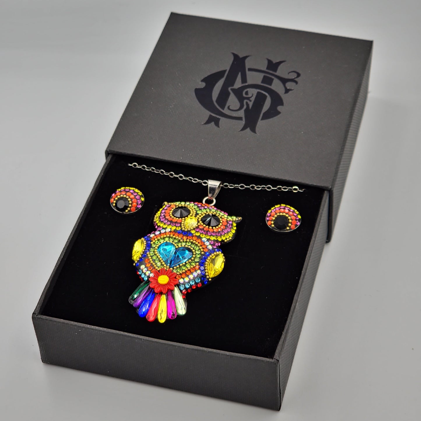 Búho de plata 925 con piedras artesanales colocadas a mano, elaborado con maestría por mujeres artesanas. Diseno exclusivo.