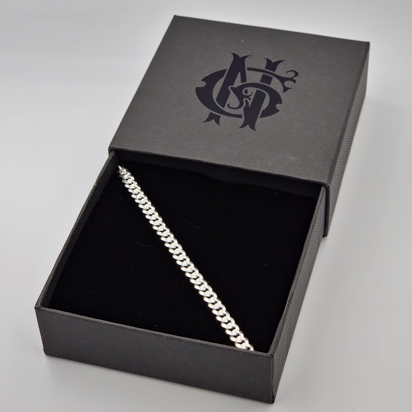 Cadena cubana para hombre elaborada en plata 925 con acabados diamantados en los eslabones, diseñada para reflejar triunfo y fuerza con un estilo sofisticado y atemporal, hecha a mano por artesanos expertos.