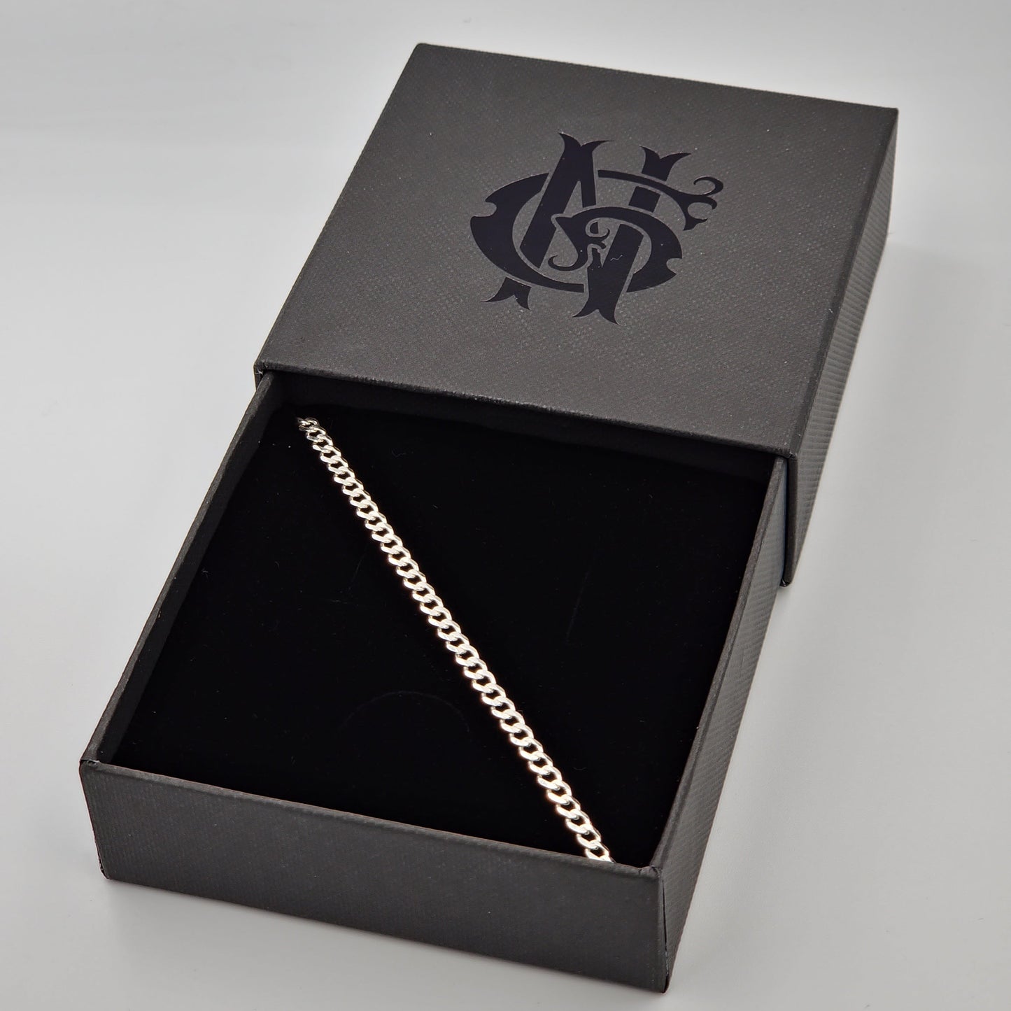 Cadena cubana unisex de plata 925 con diseño minimalista y atemporal, elaborada artesanalmente, ideal para hombres y mujeres que buscan un accesorio versátil y elegante. Medidas: 0.1 inches (2.54 mm) de ancho y 55 cm (21.65 inches) de largo.