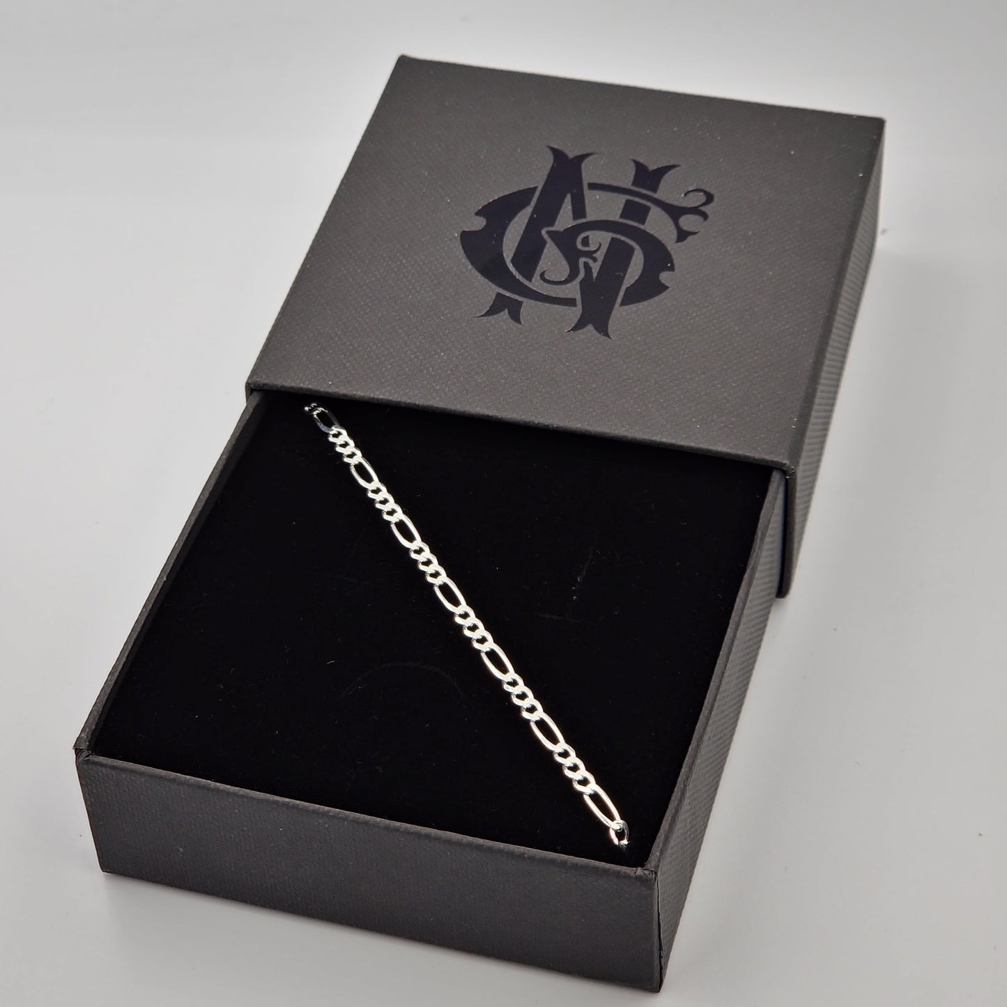 Collar Cartier fino y pequeño de plata 925, hecho a mano por artesanos expertos, con eslabones clásicos y un diseño elegante