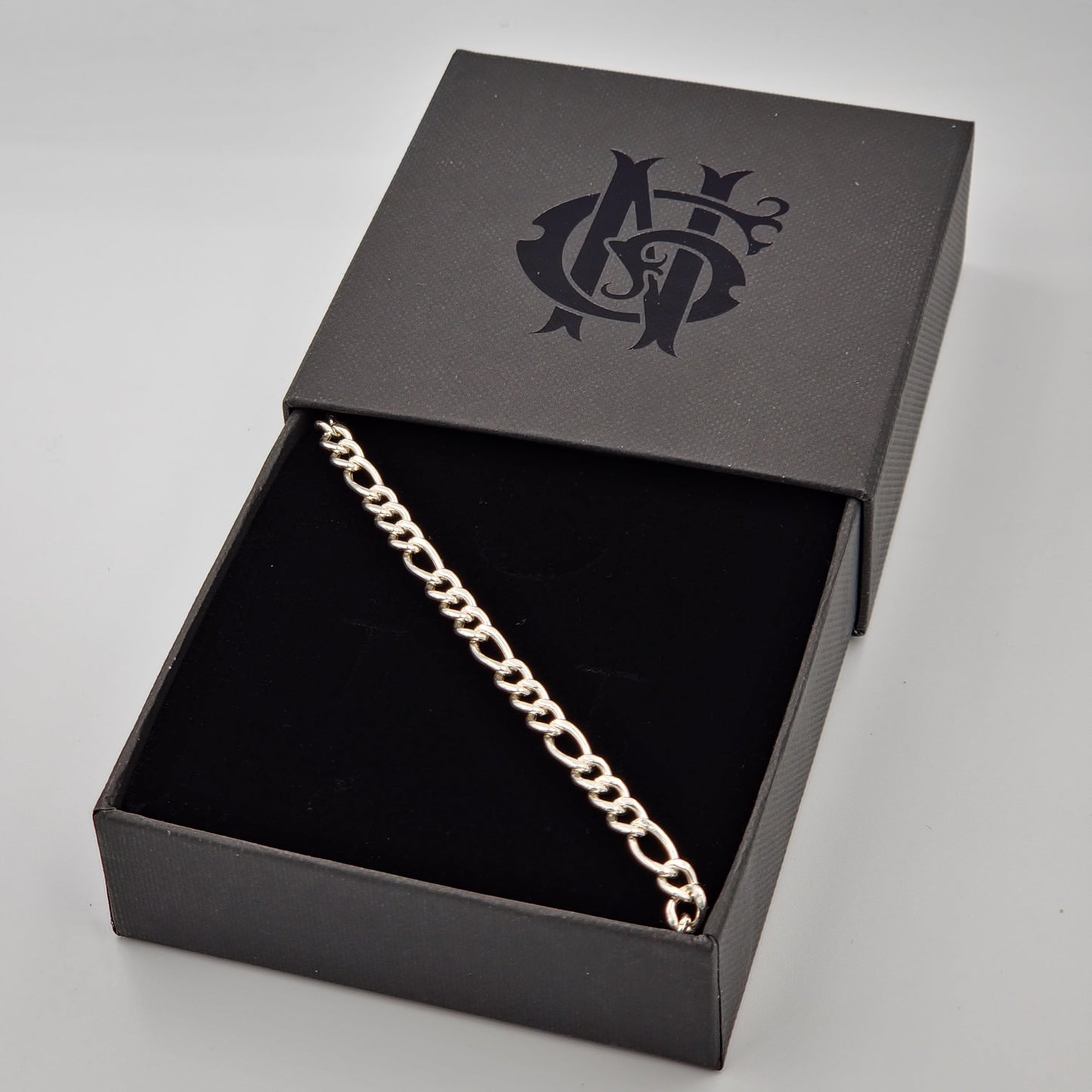 collar Cartier artesanal , elaborado a mano con plata mexicana 925 , combina un diseño delicado y cómodo , ideal para quienes buscan una pieza sutil pero impactante