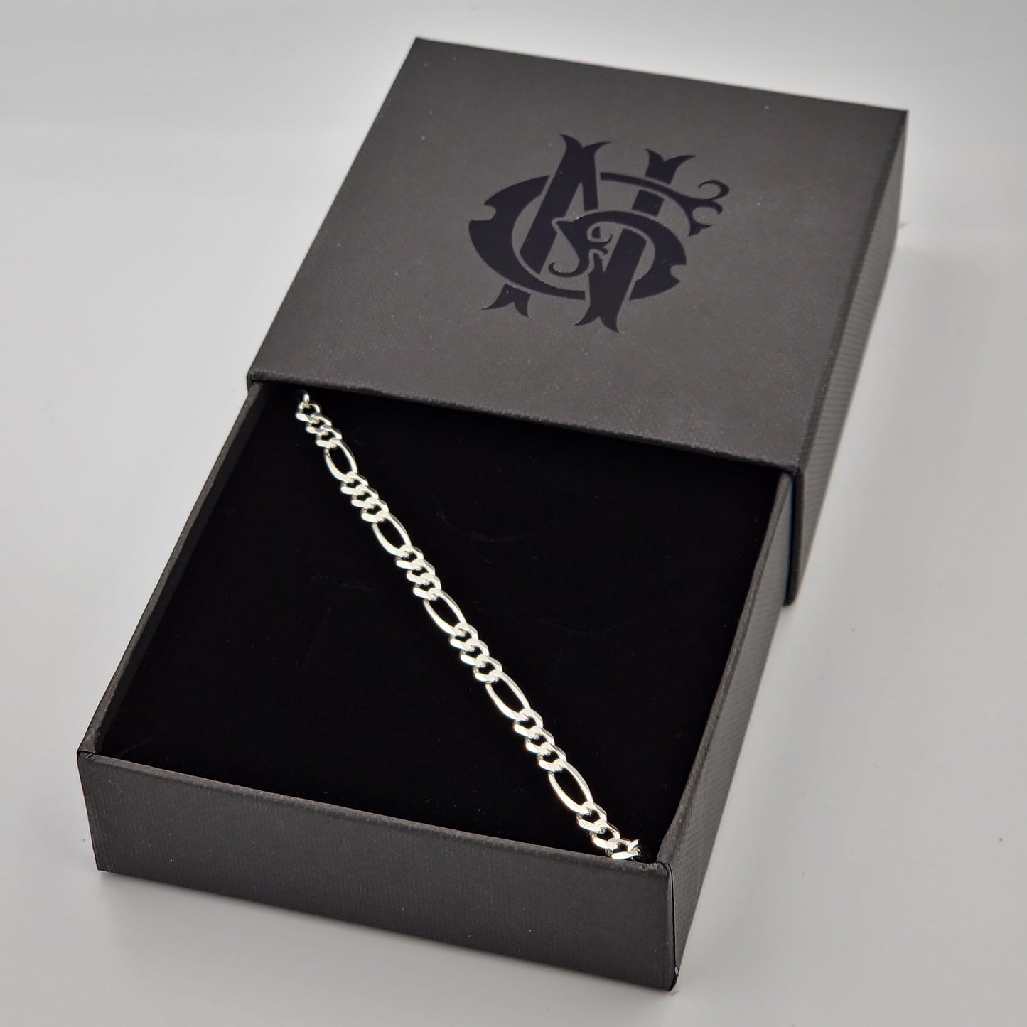 Pulsera Cartier Figaro de plata 925, diseño mediano y elegante con eslabones intercalados, elaborada artesanalmente para un estilo sofisticado y clásico.