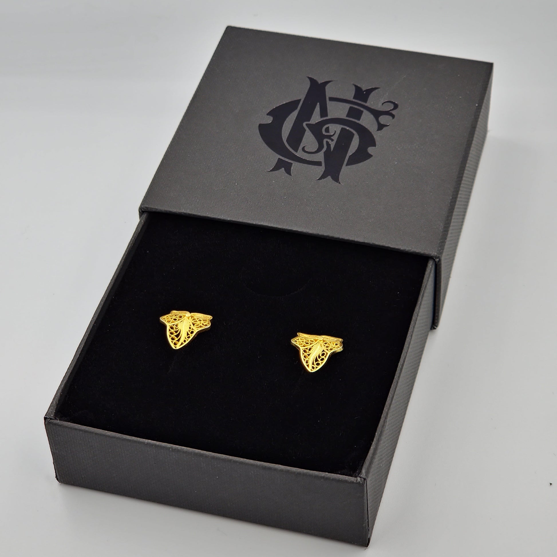 Aretes artesanales de hojas en oro, hechos a mano con una meticulosa técnica que resalta su diseño elegante