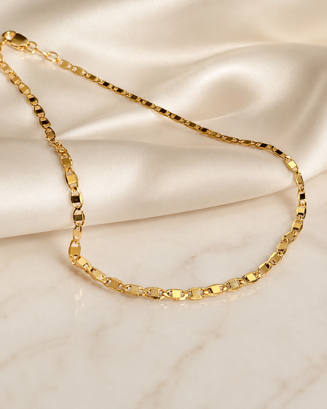 Step into elegance with our curated collection of artisan-crafted anklets. At Nosso Galeon, we redefine everyday luxury. Each piece is meticulously created using authentic 18k Gold Filled (a 3-layer bonding process), ensuring a durable, waterproof, and hypoallergenic finish that maintains the look and feel of solid gold. From delicate diamond-cut chains to modern statement pieces, our anklets are designed to move with you—from sunny beach days to sophisticated nights out. Discover the perfect ankle bracelet