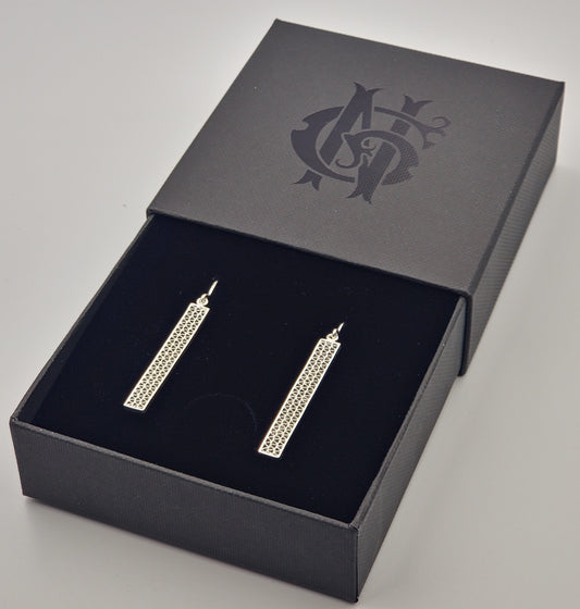 Aretes rectangulares de plata 925 hechos a mano en Santa Fe de Antioquia, con diseño de tejidos geométricos tradicionales