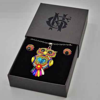Búho de plata 925 con piedras artesanales colocadas a mano, elaborado con maestría por mujeres artesanas. Diseno exclusivo.