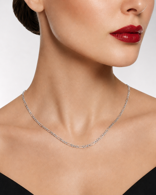 Cadena delgada estilo Cartier de plata ley 925 fina para mujer en cuello de modelo