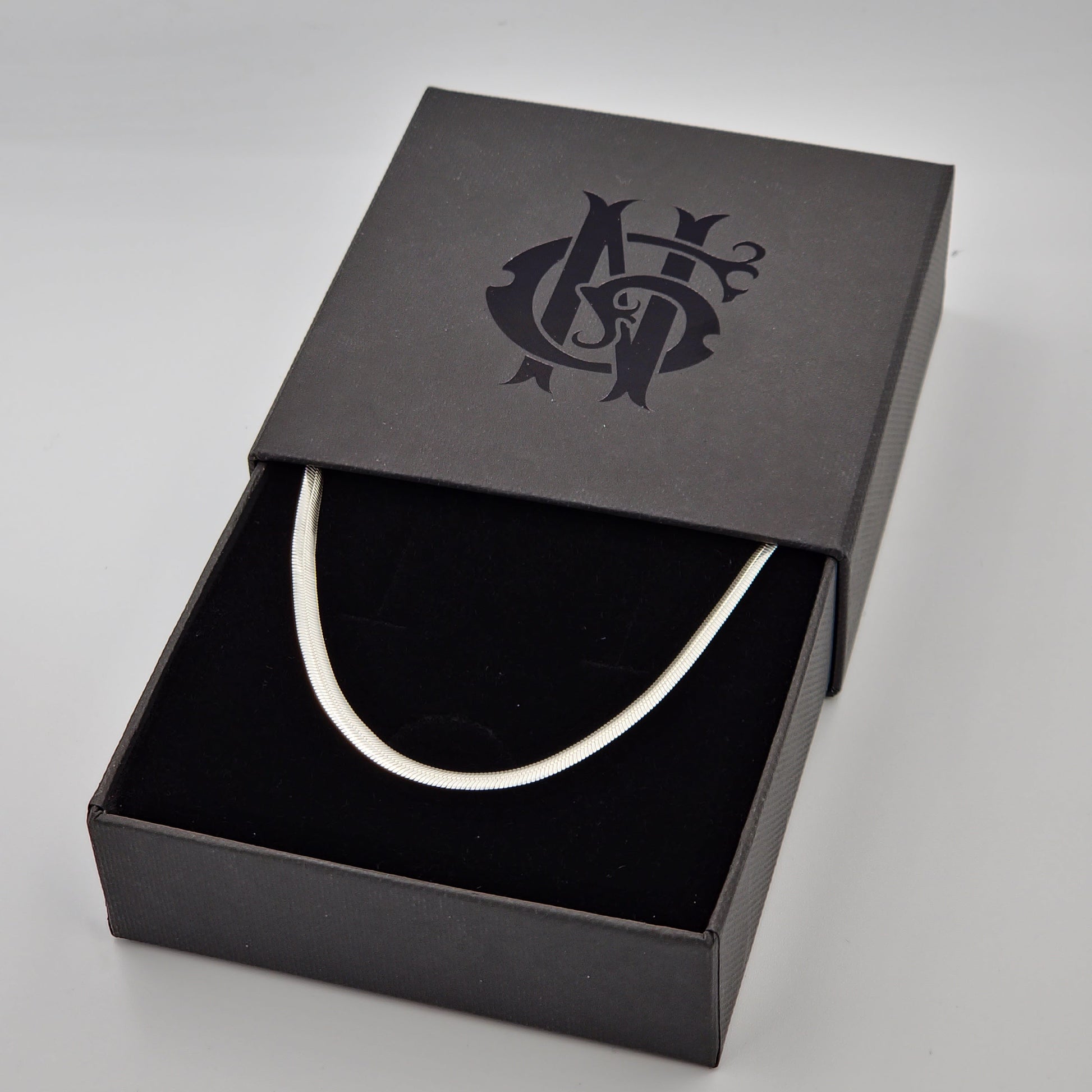 Collar panza de serpiente artesanal para mujer, elaborado en plata 925 con un diseño fluido y brillante. Modelo mediano de 46 cm de largo y 1 inch (25.4 mm) de grosor, ideal para un estilo elegante y atemporal.