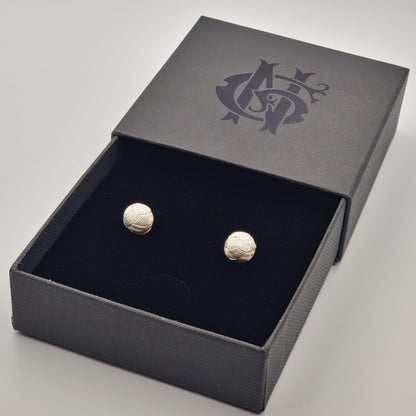 Topos artesanales en plata 925 con forma de flor de filigrana de 10 mm, inspirados en tejidos típicos de Santa Fe de Antioquia, presentados en caja negra de lujo