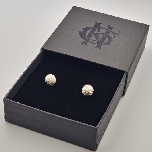 Topos artesanales en plata 925 con forma de flor de filigrana de 10 mm, inspirados en tejidos típicos de Santa Fe de Antioquia, presentados en caja negra de lujo