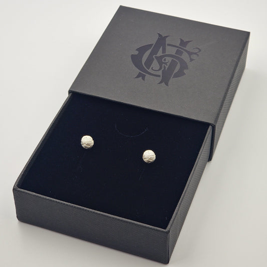 Topos de filigrana en plata 925 con forma de flor, inspirados en tejidos típicos de Santa Fe de Antioquia, presentados en caja elegante negra